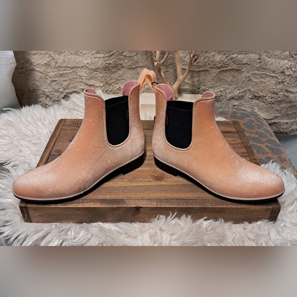 NWT Chooka Suede Vivian Velvet Chelsea Rain Boot Size 9 - Picture 5 of 8